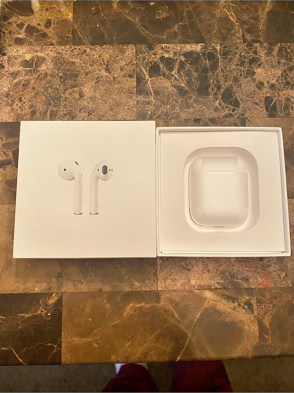 Apple AirPods 2 Wireless Earbud Headphones in White NWT